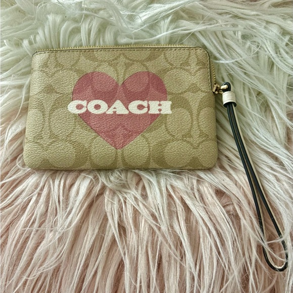 NEW Coach Signature Coated Canvas Heart Print Corner Zip Wristlet - Picture 13 of 15